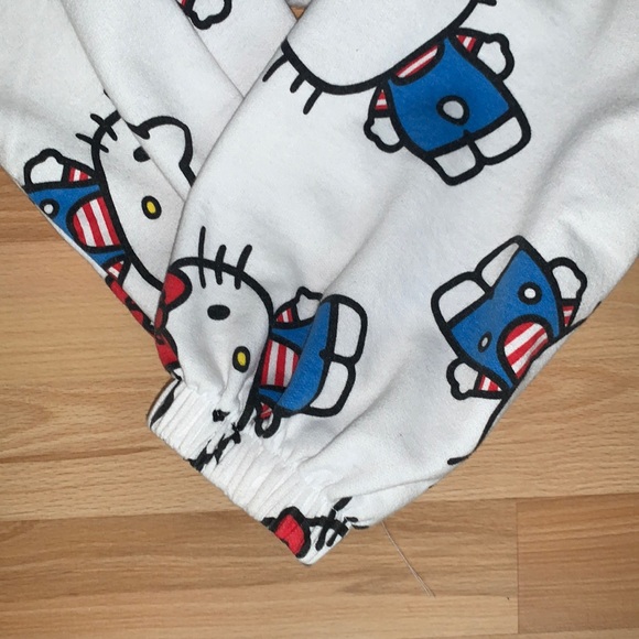 Hello Kitty croptop - Picture 2 of 4